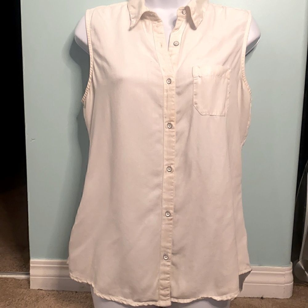 Denver Hayes Vintage Sleeveless Button Down Top